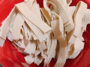 千张切条后同样煮熟后放凉备用