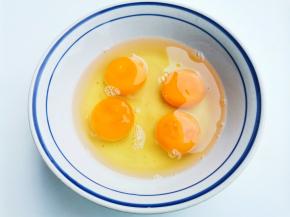 鸡蛋磕入碗中，