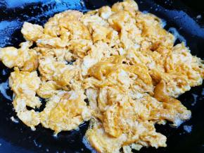 热锅入油，加鸡蛋炒熟，