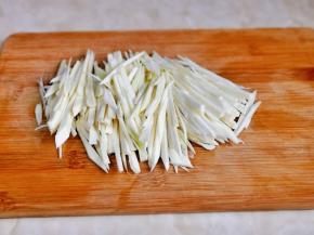 茭白洗干净后切丝。