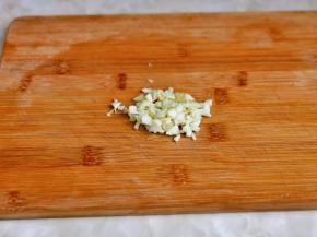 大蒜去皮切碎。