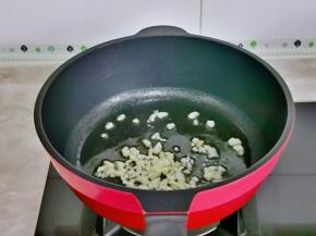 起油锅加入蒜末炒香。