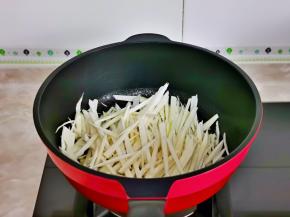 再加入茭白丝翻炒至茭白变软。