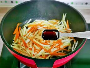 加入蚝油，翻炒1分钟。