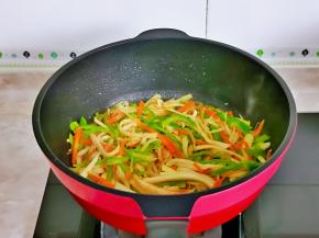 翻炒至青椒丝变软即可关火。