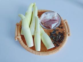 茭白选择瘦小苗条的口感更加鲜嫩。