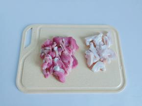 猪肉肥瘦分开切薄片备用。
