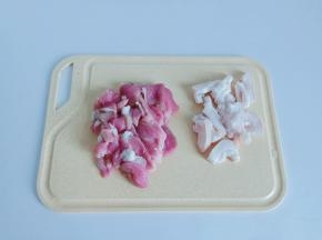 猪肉肥瘦分开切薄片备用。