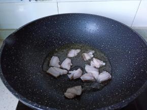 锅里加适量的食用油，放入肥肉煸炒出里面的油。