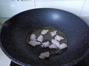 锅里加适量的食用油，放入肥肉煸炒出里面的油。