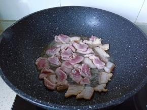 等肥肉煸炒的差不多时加瘦肉翻炒均匀。