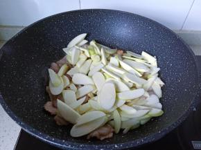 加茭白入锅翻炒。