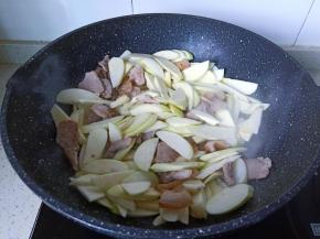 茭白翻炒一分钟左右。