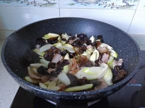 加入木耳开大火翻炒。