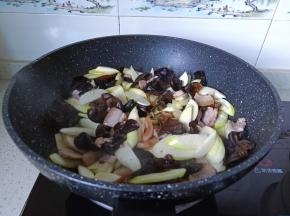 加入木耳开大火翻炒。