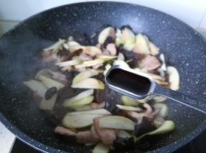 加2勺生抽与蚝油。