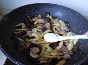 加一勺细盐调味。