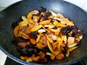 大火将调味料翻炒均匀即可出锅。