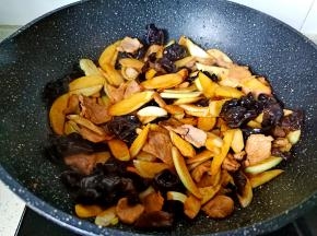 大火将调味料翻炒均匀即可出锅。