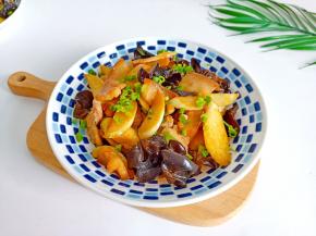 脆爽鲜嫩的茭白木耳炒肉就可以开吃了！
