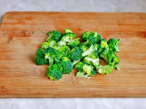 西兰花去根切小朵冷水冲洗。