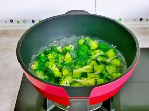 焯水，水开后下西兰花，大火煮30秒。