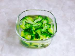 捞出立即过冷水，捞出淋干水分。