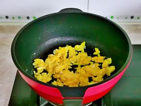 再用铲子铲小块，盛出备用。