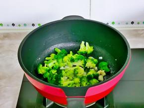 另起油锅，加入蒜末炒香，再加入西兰花。