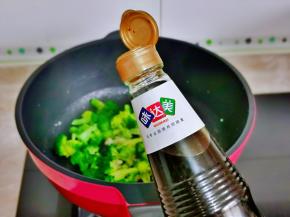 加入1小勺生抽。