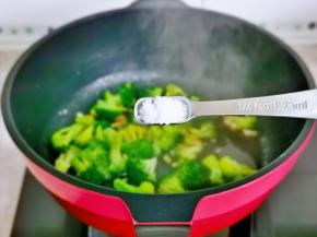 按个人口味加入盐翻炒。