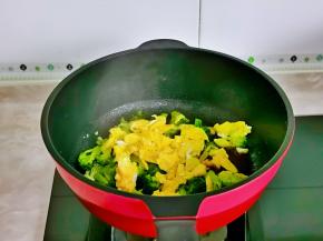 最后加入煎好的鸡蛋。