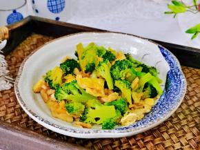 西兰花炒鸡蛋，营养丰富，老少皆宜。