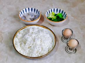 准备食材，西兰花焯水，鸡蛋磕碗里打散。