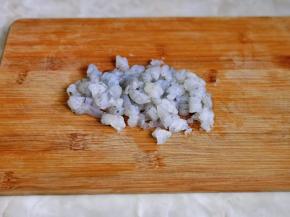 虾仁处理干净后，切小块。