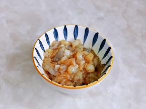 放入碗中，加入料酒，1勺生抽抓拌均匀，腌制10分钟。