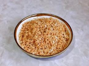 米饭中加入两勺生抽搅拌均匀，放旁边备用。