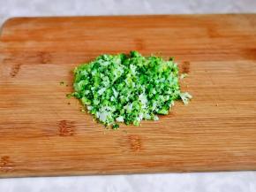 焯水的西兰花切碎。