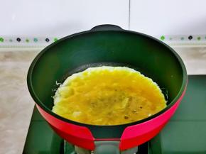 起油锅，倒入蛋液。