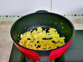 小火煎蛋，再铲碎。