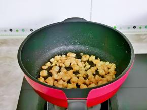 起油锅倒入腌制好的虾仁，小火煸炒至8分熟盛出备用。