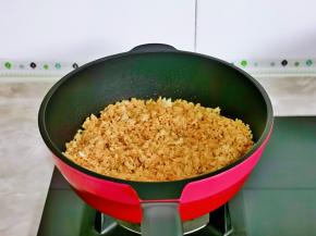 另起油锅，倒入酱油饭，小火翻炒3分钟左右。