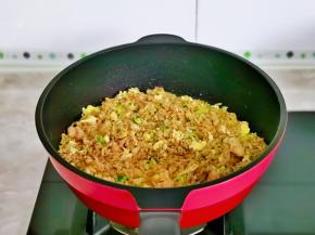 快速翻炒均匀即可关火。