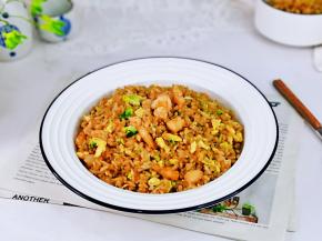 一盘炒饭营养丰富。