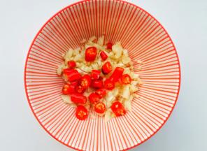 先调个汁：碗中加蒜末加小米辣，