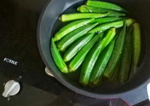 秋葵提前盐水浸泡洗净。锅中烧开水，加一丢丢盐，放入秋葵焯水2分钟，捞出过凉，