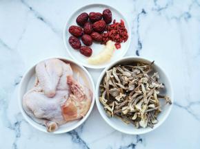 枸杞，红枣洗净，生姜去皮洗净切片。