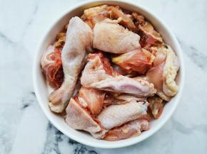 鸡肉洗净斩块，