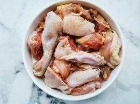 鸡肉洗净斩块，