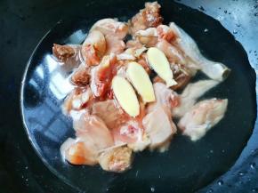 放入锅中，加3片姜，倒入没过食材的凉水，